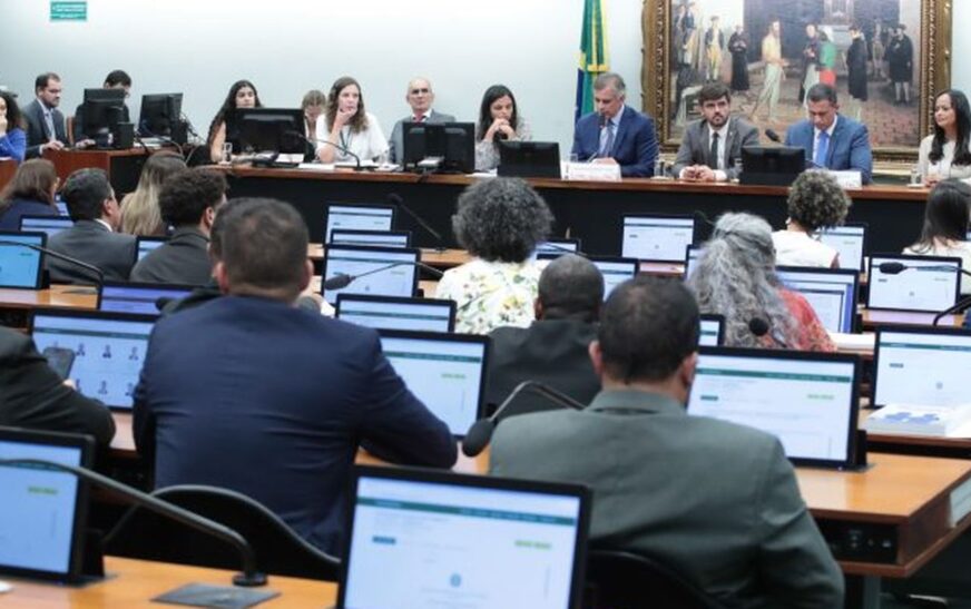 Deputados votam redução da maioridade penal em comissão  
