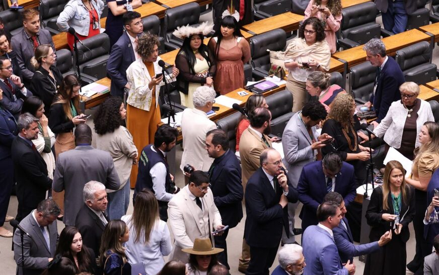 Câmara vota para derrubar veto ao PL da Dosimetria; falta o Senado