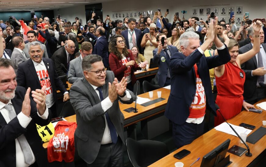 Comissão aprova relatório de PEC que acaba com escala 6X1