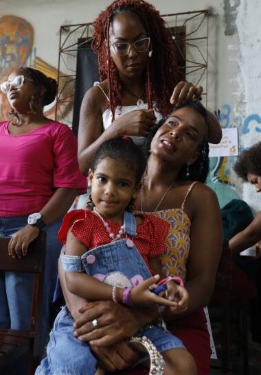 Comunidades do entorno das obras do VLT participam de ação especial em homenagem ao Dia das Mães | SECOM