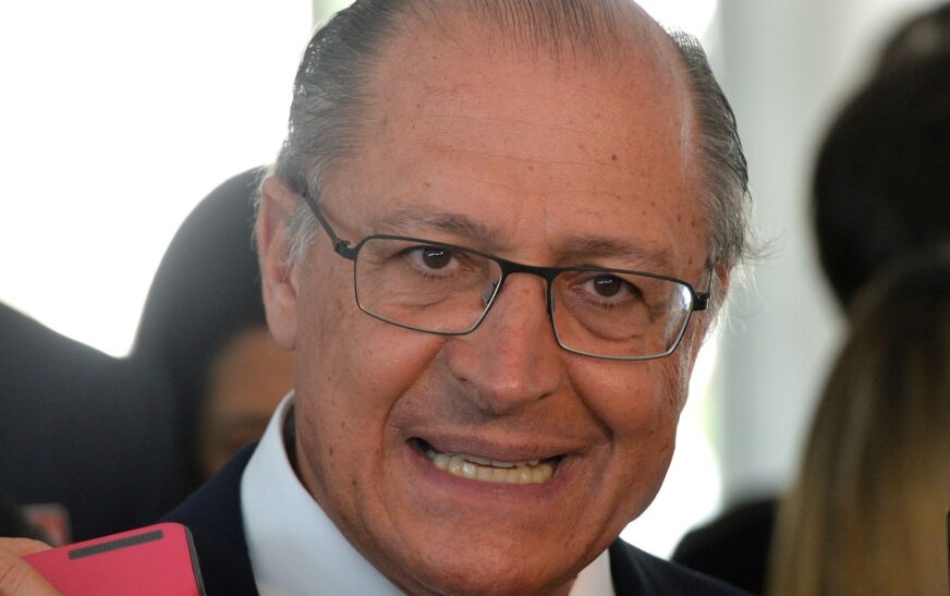 É factoide do clã Bolsonaro para desviar do caso Master, diz Alckmin