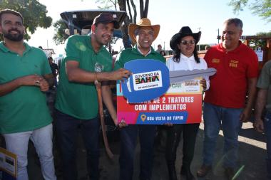 Entrega de equipamentos agrícolas fortalece o desenvolvimento rural de Boa Vista do Tupim | SECOM