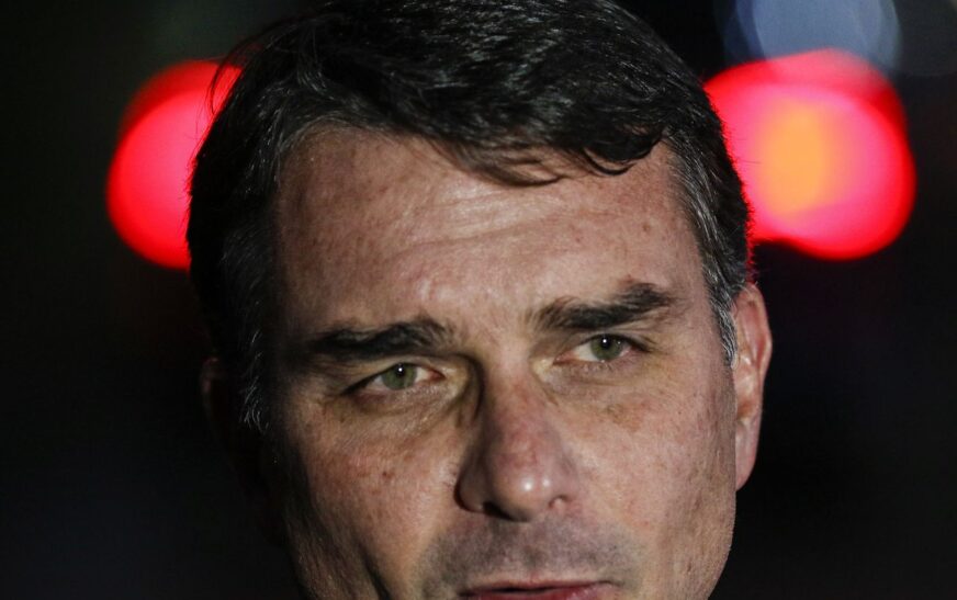 Flávio Bolsonaro admite cobrança a Vorcaro, mas nega crime