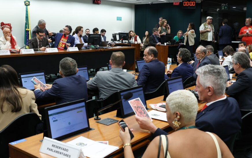 Oposição critica PEC do fim da escala 6×1 durante votação na Comissão