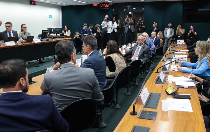 Pedido de vista adia votação da PEC do fim da escala 6X1