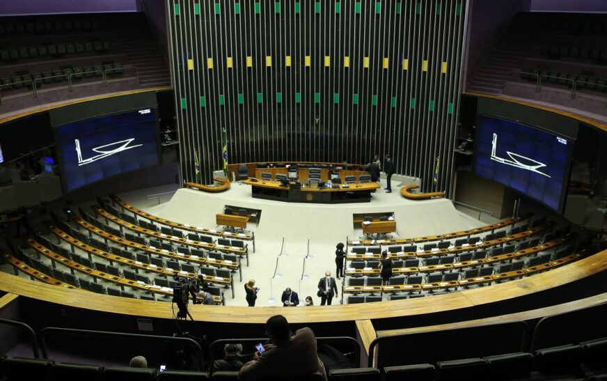 Saiba como votaram os deputados na PEC que acaba com a escala 6x1
