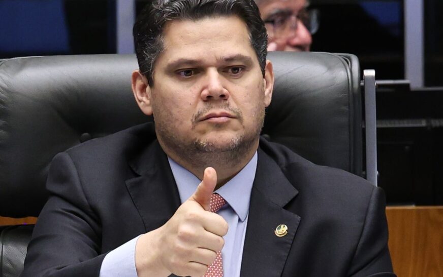 Alcolumbre sugere “melhorar” 6x1 e quer passar PEC por comissões