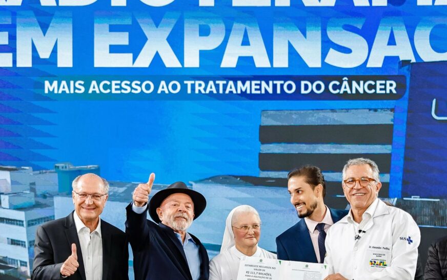 Lula entrega aparelhos de radioterapia em São Paulo