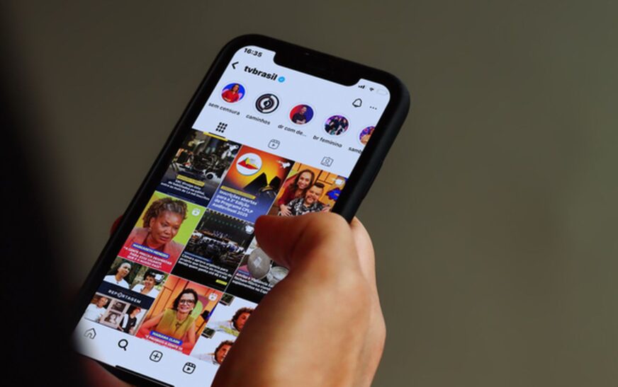 Redes sociais causam polarização e isolamento político em jovens