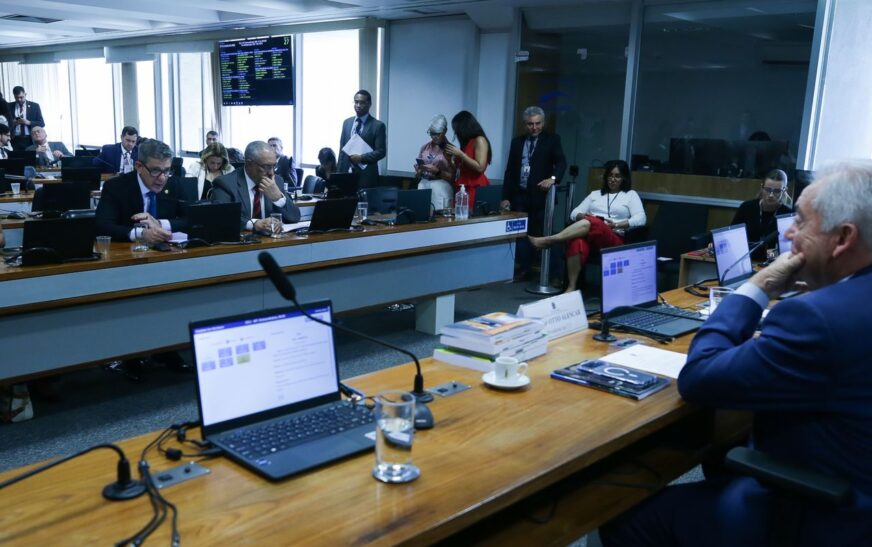 Senadores discutem ritmo de tramitação da PEC do fim da escala 6×1