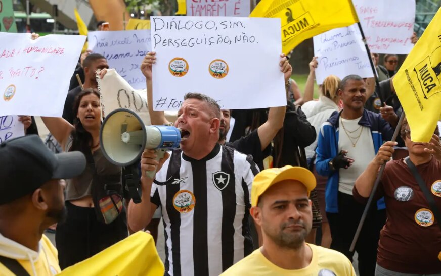 Camelôs protestam contra programa da prefeitura no Rio