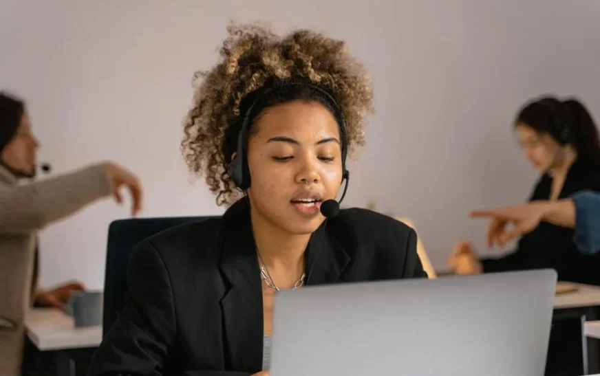 Empresa de telemarketing abre 150 vagas de emprego em Feira de Santana; veja como se candidatar