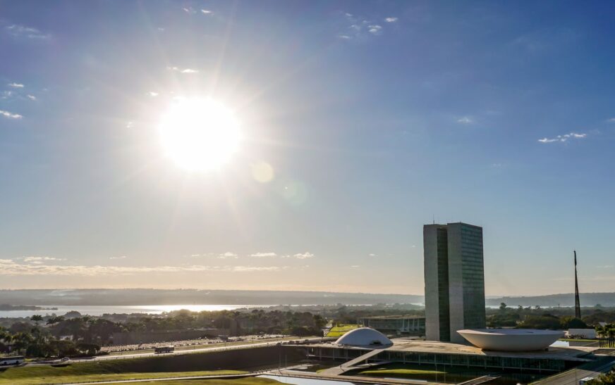 Congresso vota nesta semana fim da escala 6x1 e "taxa das blusinhas"