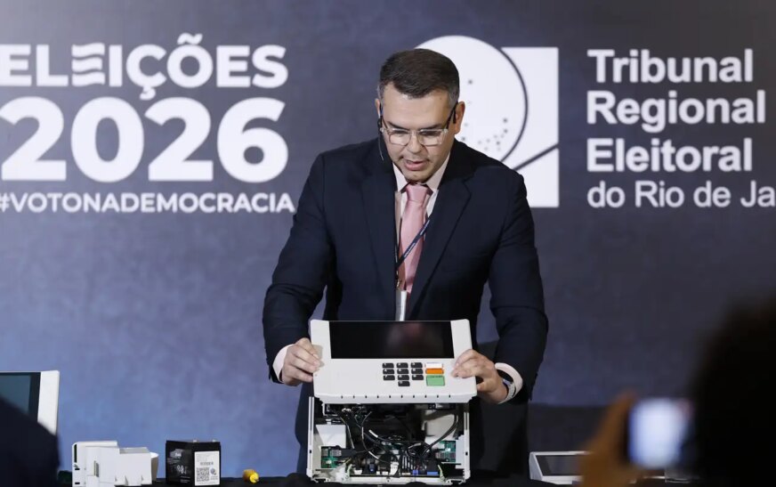 TRE-RJ abre urna para o público e defende segurança do voto eletrônico