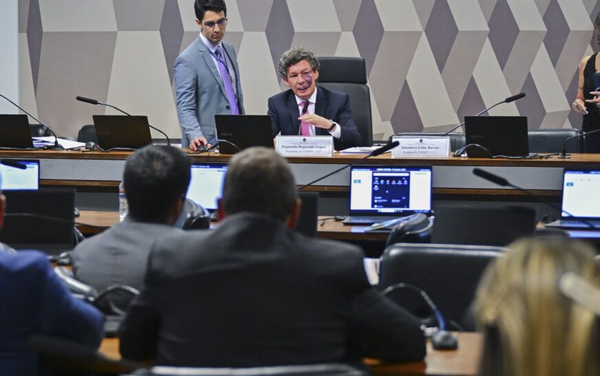 Ajustes no texto adiam votação da MP da "taxa das blusinhas"