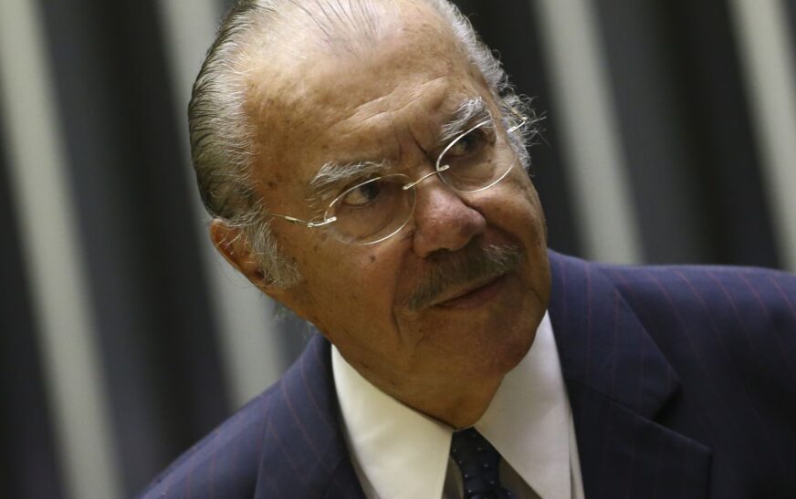 Ex-presidente José Sarney segue internado em hospital de São Paulo