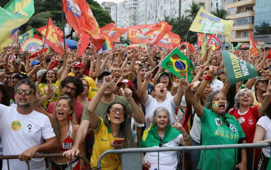 Ato em apoio à democracia e a Lula reúne milhares em Copacabana
