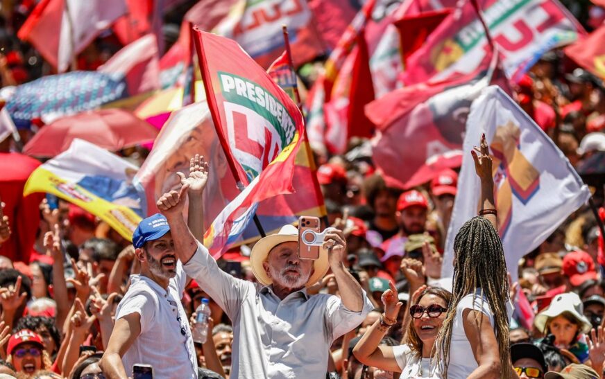 Brasil não será governado por sócios do Banco Master, diz Lula em ato