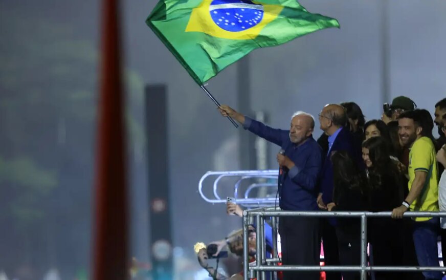 Em festa da vitória, Lula pede que público cante Hino da Independência