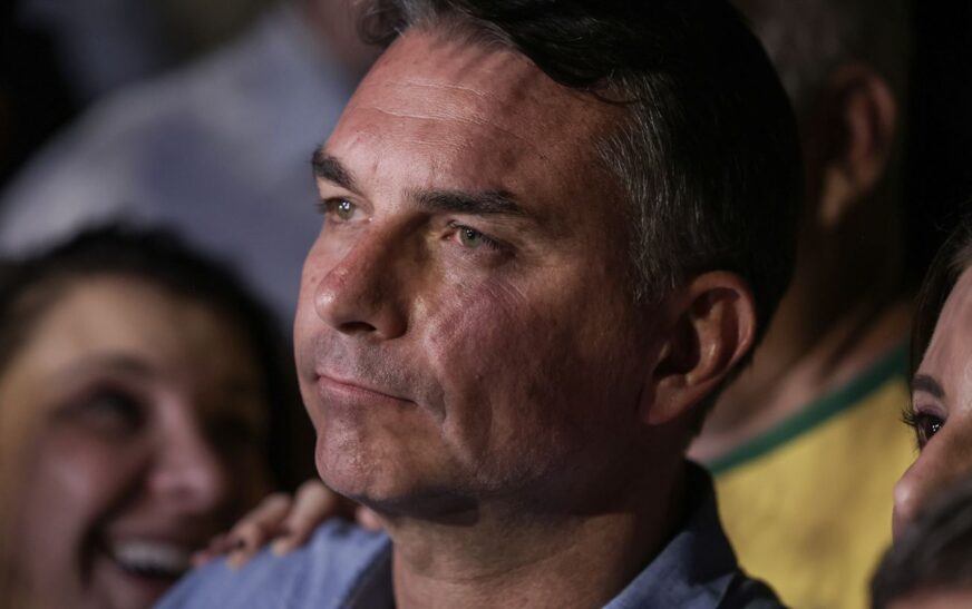 Em sabatina, Flávio não explica propostas e faz acusações sem provas