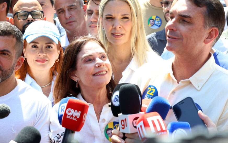 Flávio Bolsonaro diz que vai manter Bolsa Família e Farmácia Popular