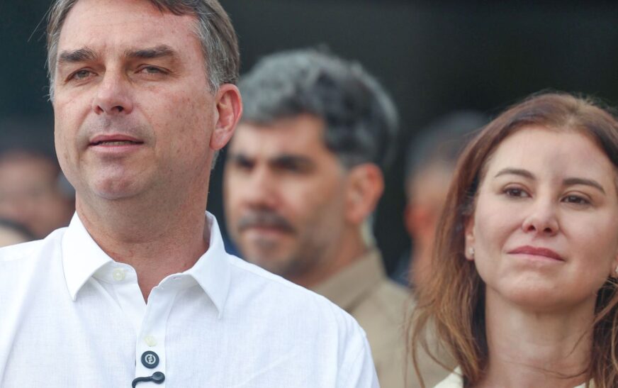 Flávio Bolsonaro participa de missa na Catedral de Brasília
