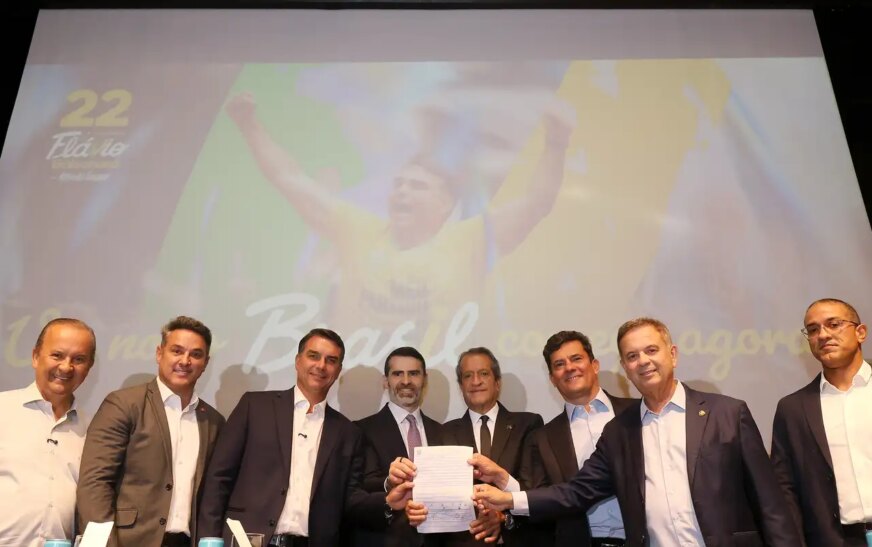 Flávio Bolsonaro recebe apoio de governadores eleitos e Cury
