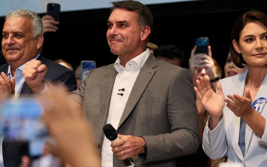 Flávio Bolsonaro recebe apoio de partidos e fala em mudar Constituição