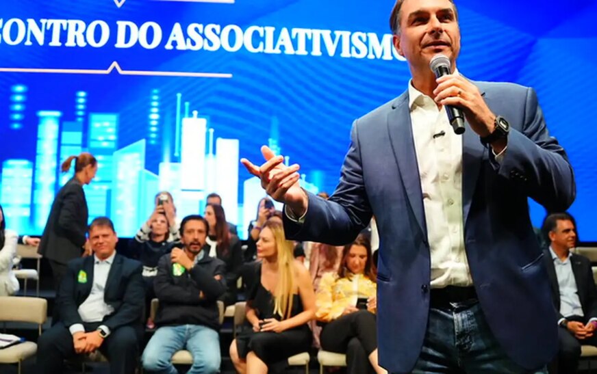 Flávio faz visita ao pai em prisão domiciliar e recebe apoios em SP