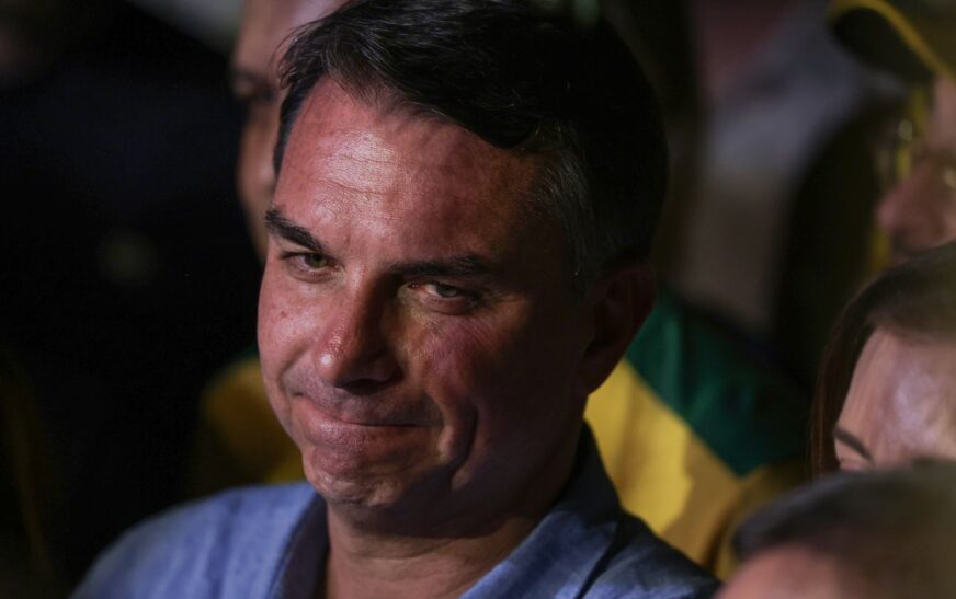 Fuga e carta golpista ampliam isolamento de Flávio Bolsonaro