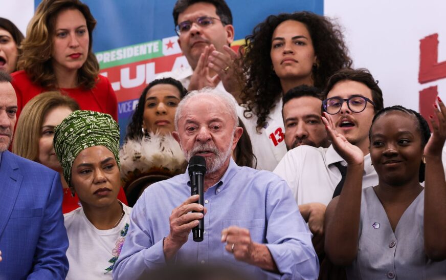 Lula cobra Flávio Bolsonaro sobre apoio ao fim da escala 6x1
