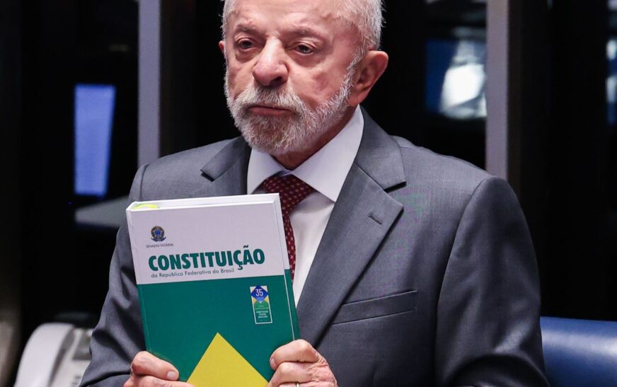 Lula faz campanha em MG e celebra fim da jornada 6x1