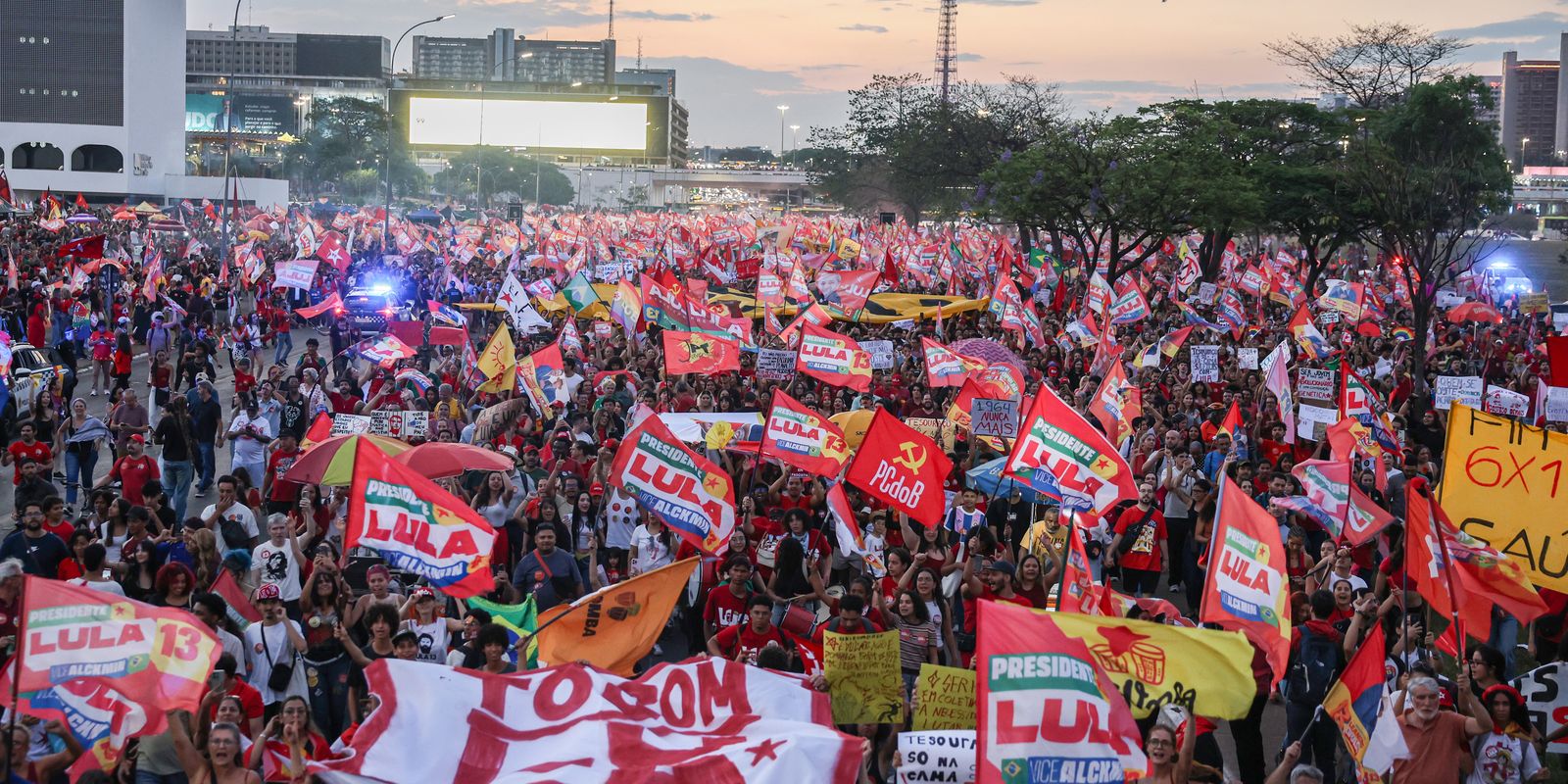 Milhares de estudantes tomam a Esplanada em apoio a Lula