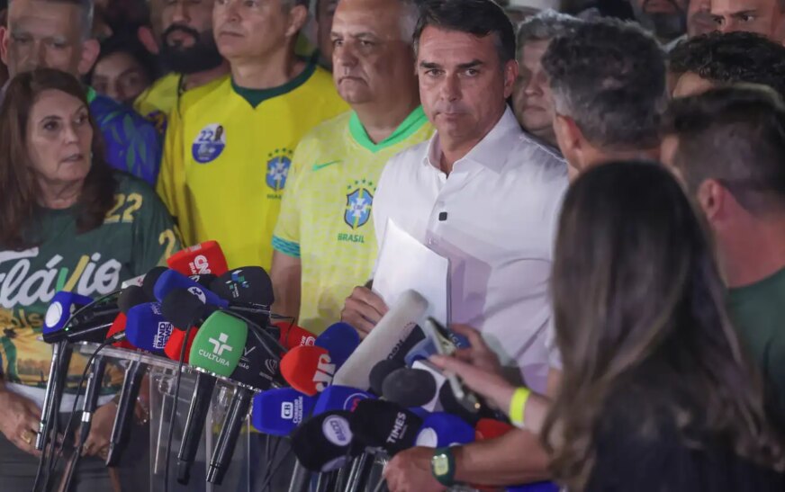Moraes manda Flávio entregar passaporte e o proíbe de deixar o país